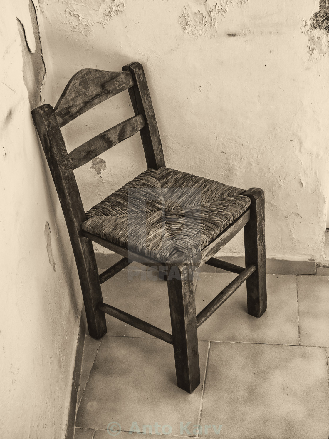 Старый стул в комнате